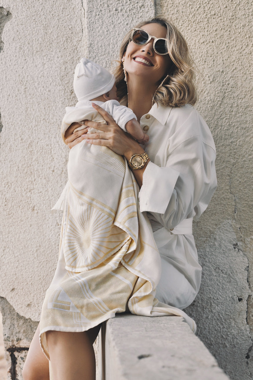 フィオナ・エルドマンによる抱きしめる布/スカーフ・ゴールドの宝物